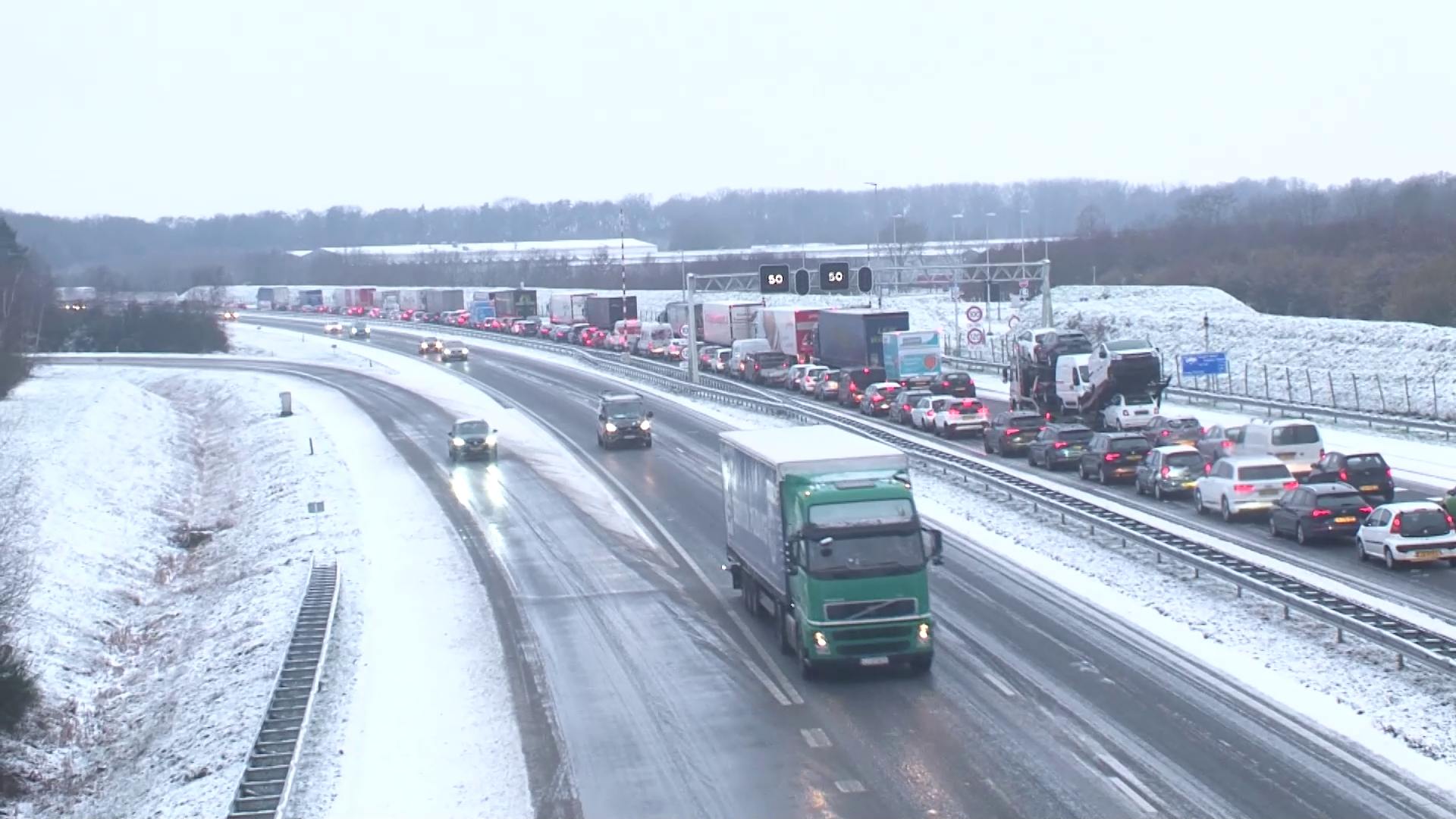 Gladheid en lange files door plotselinge sneeuwval