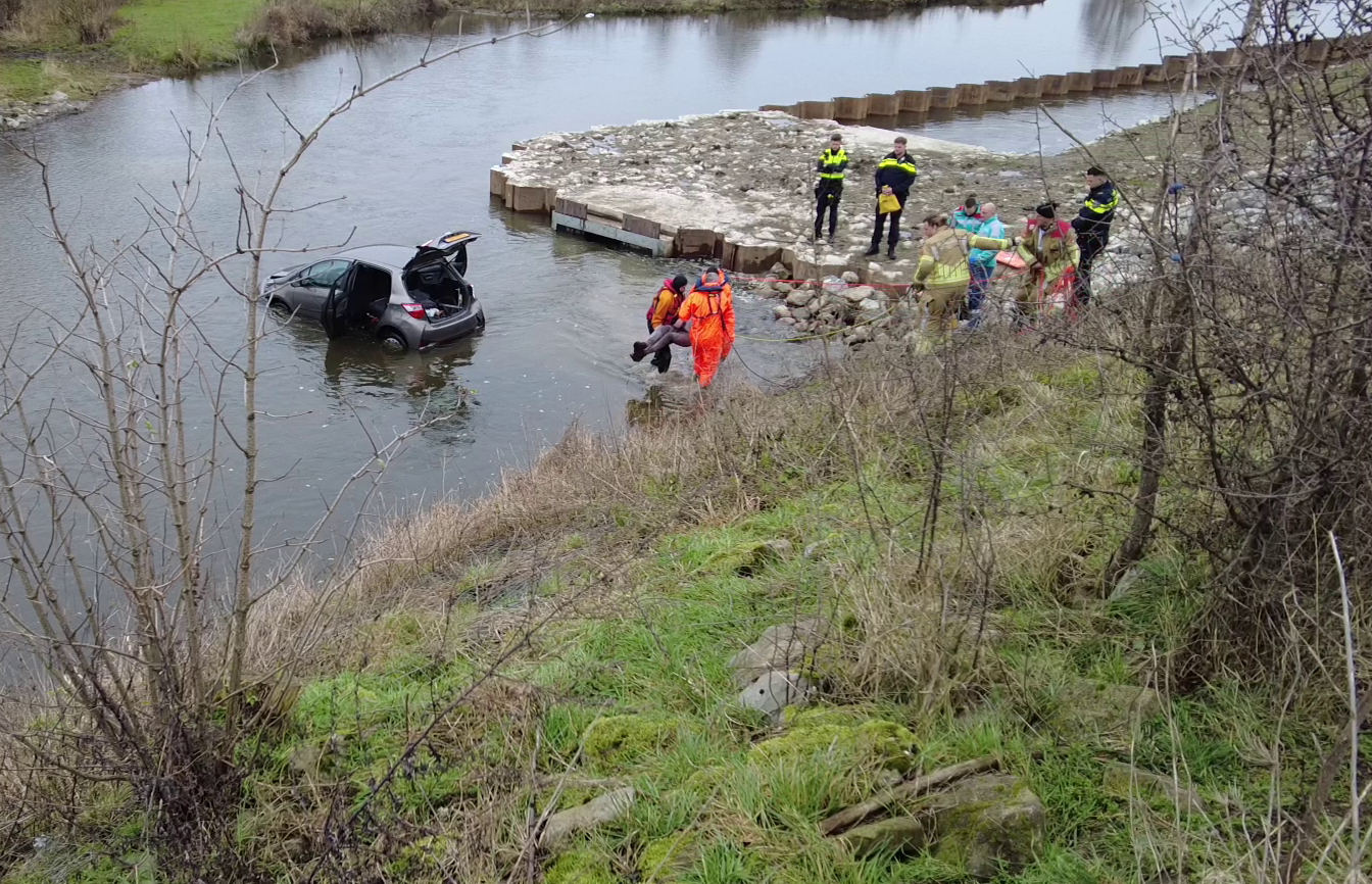 Brandweer redt bestuurder uit te water geraakte auto in Ohe en Laak