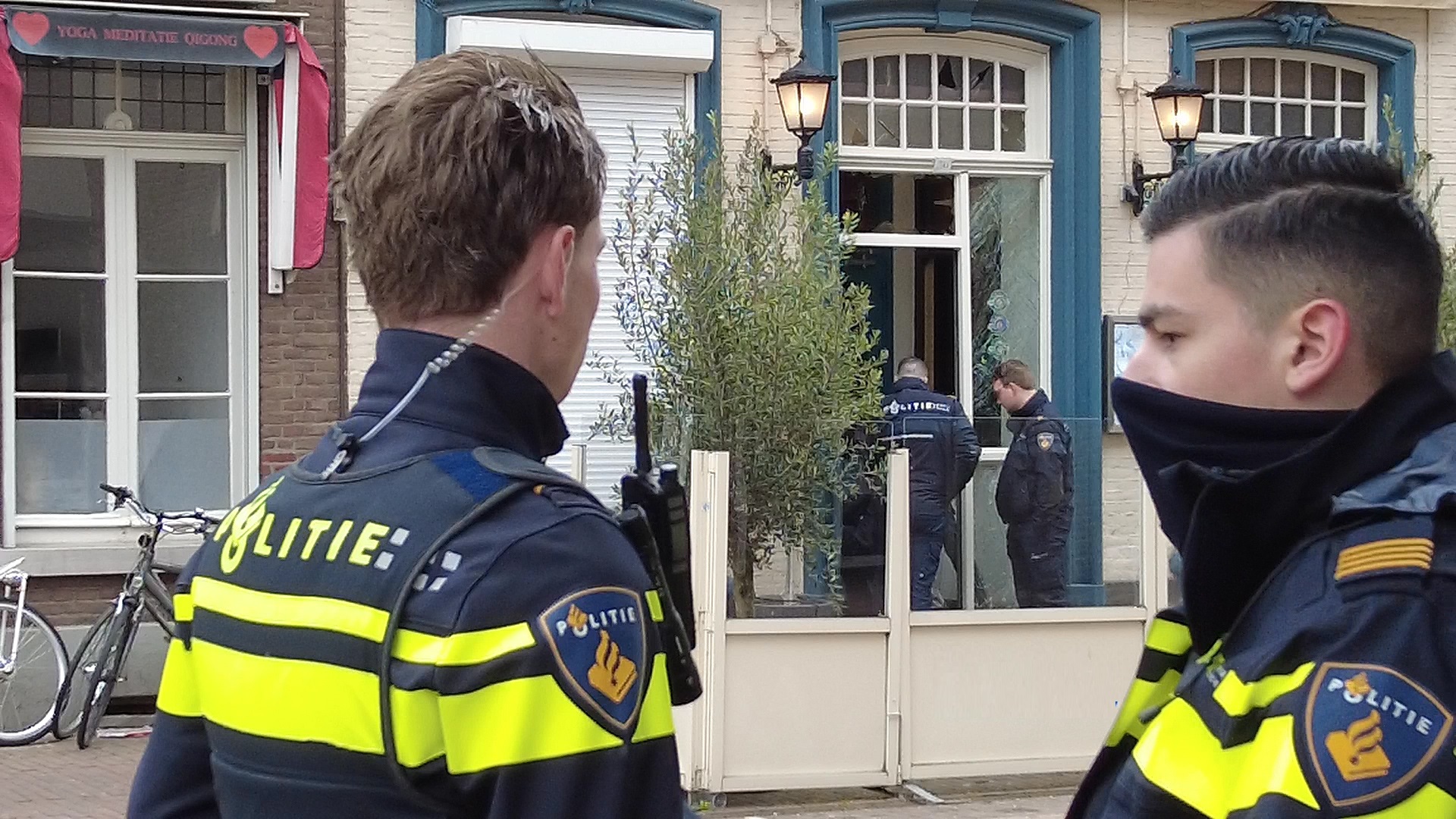 Ingang restaurant in Roermond beschadigd, mogelijk door vuurwerk