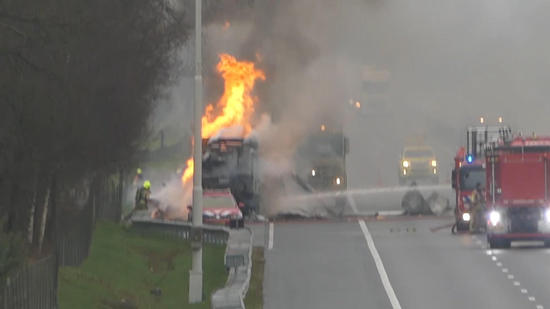 Brandende vrachtwagen op A67: snelweg volledig dicht