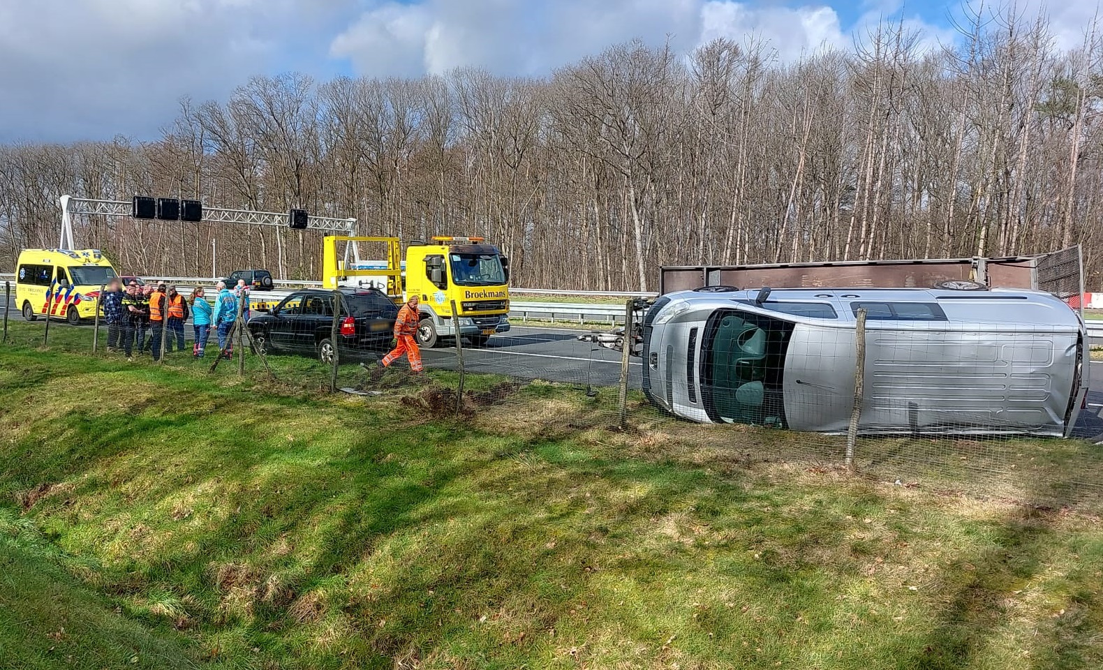 Auto met aanhanger van de weg op A73 bij Beesel