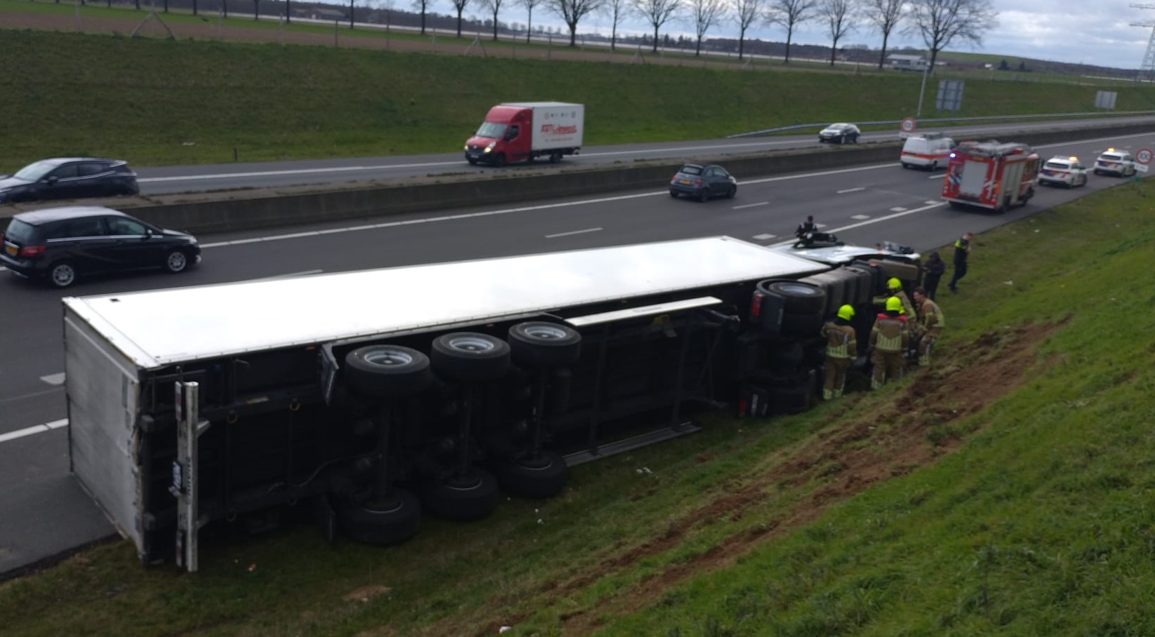 Vrachtwagen gekanteld op A73 bij Linne