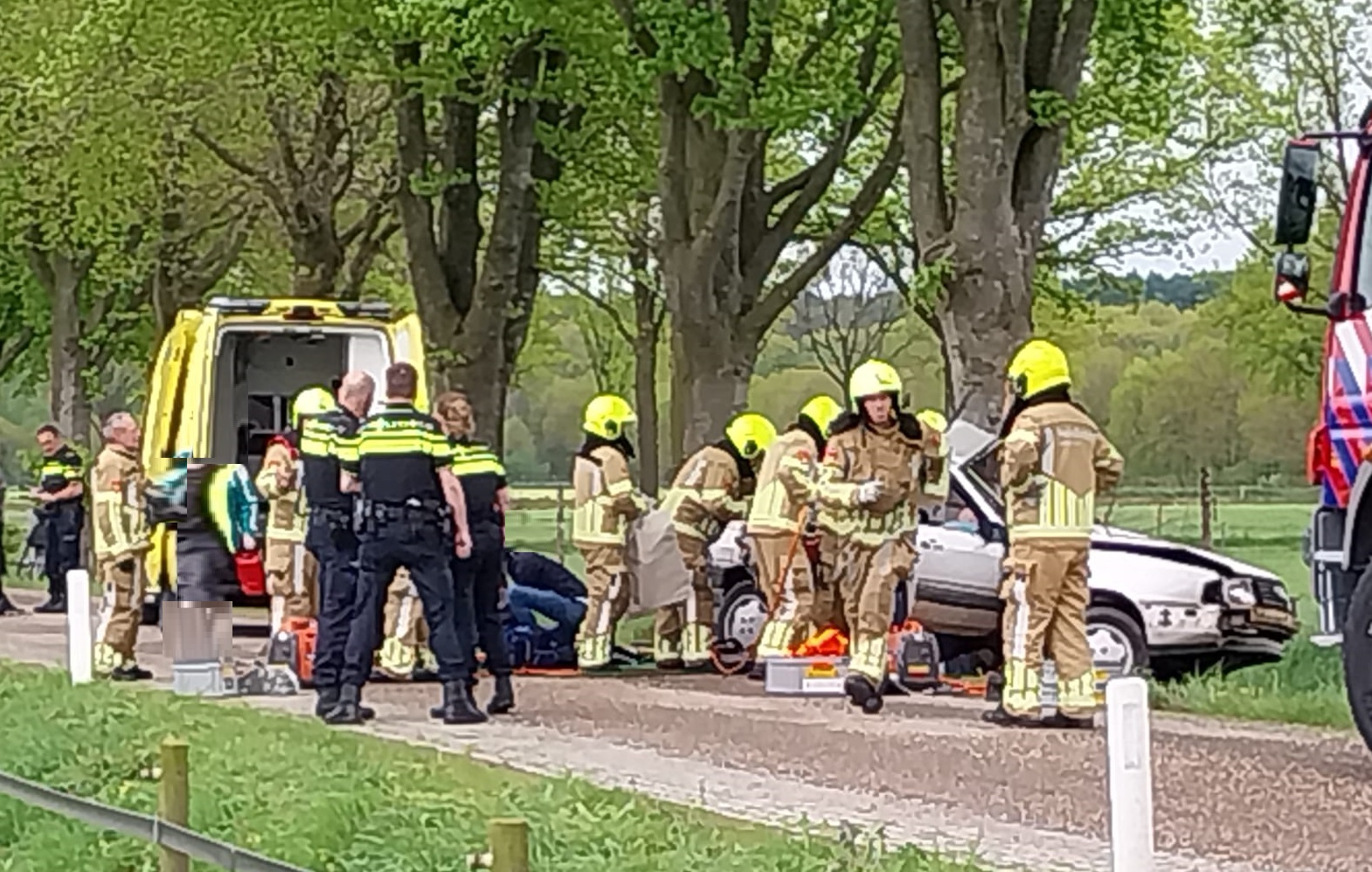 Auto tegen boom in Reuver: 19-jarige man overleden