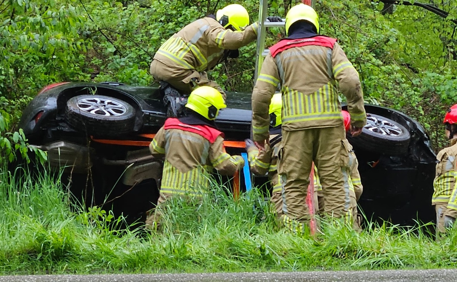 Auto over de kop in Montfort