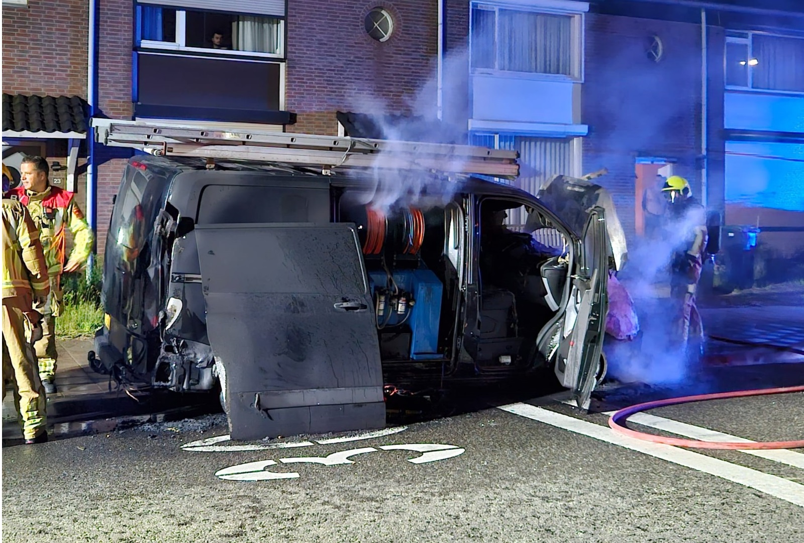 Bestelbus verwoest door nachtelijke brand in Roermond