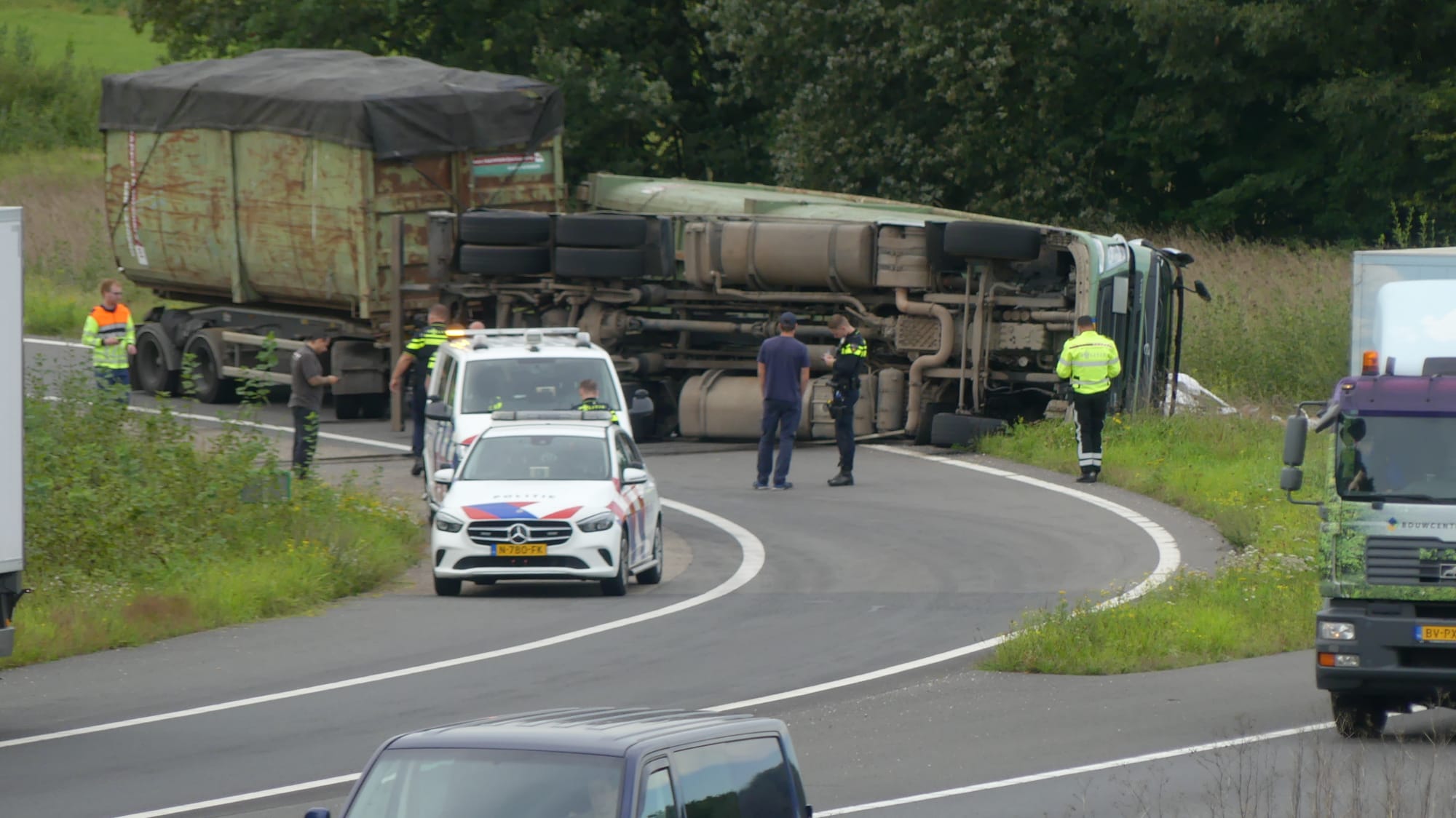 Vrachtwagen gekanteld op A73 bij Belfeld