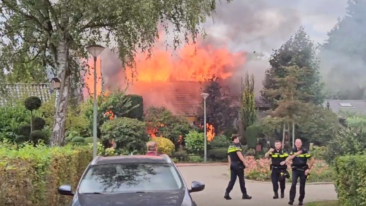 Uitslaande brand verwoest woning in Roermond