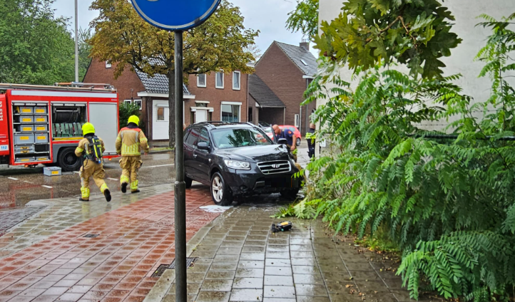 Auto botst tegen gevel op Bredeweg Roermond