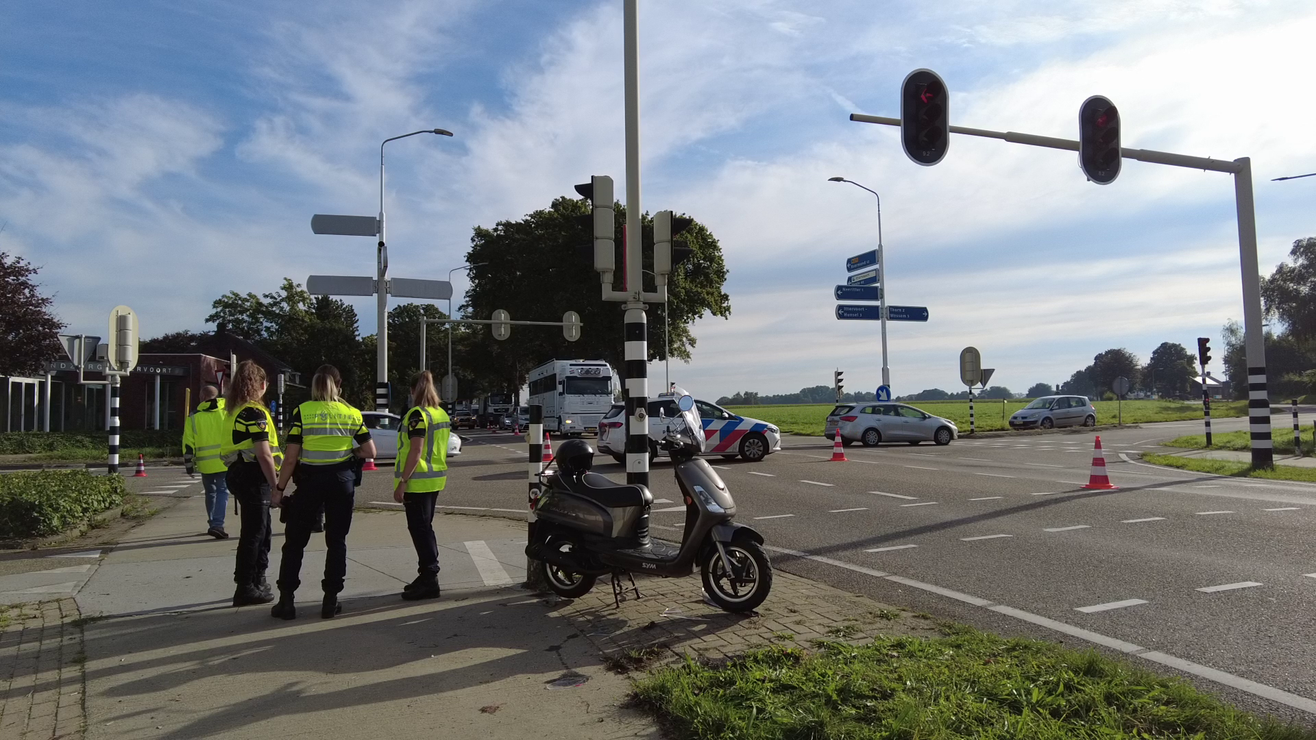 Scooterrijder rijdt tegen vrachtwagen en raakt gewond in Ittervoort