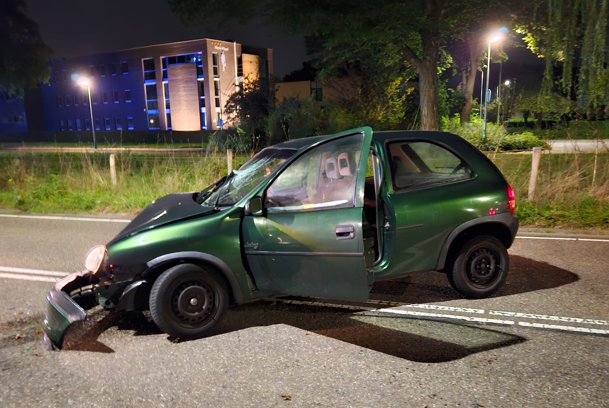 Bestuurder vlucht na crash in Roermond