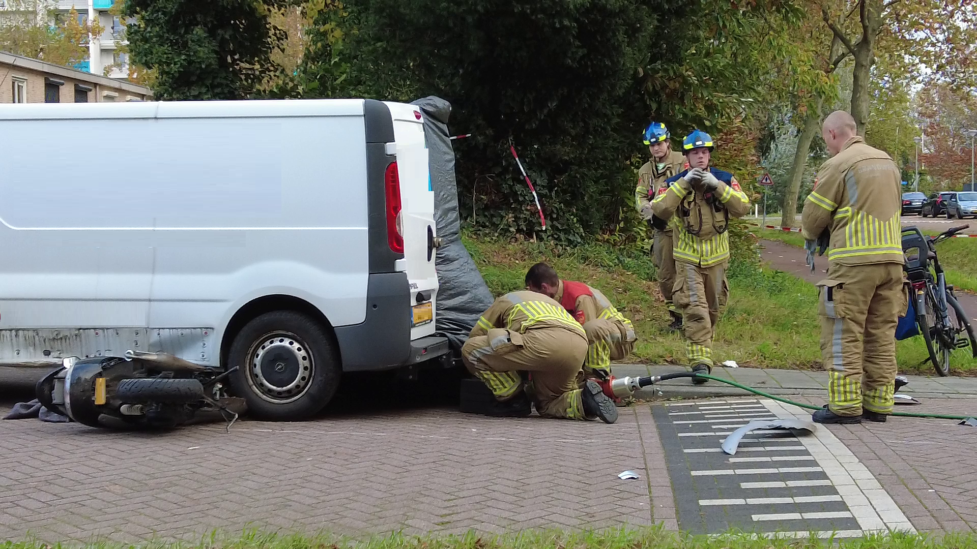 Scooterrijder bekneld onder bestelbus na aanrijding