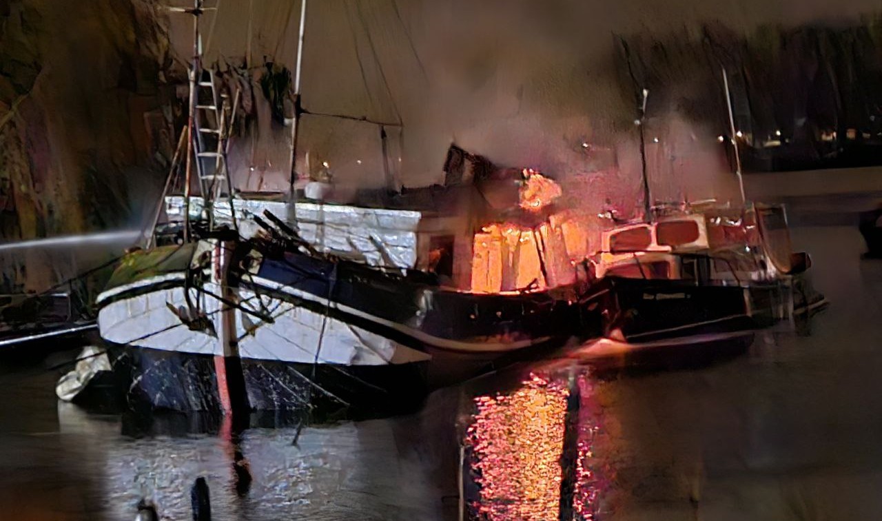 Uitslaande brand op woonboot in Roermond