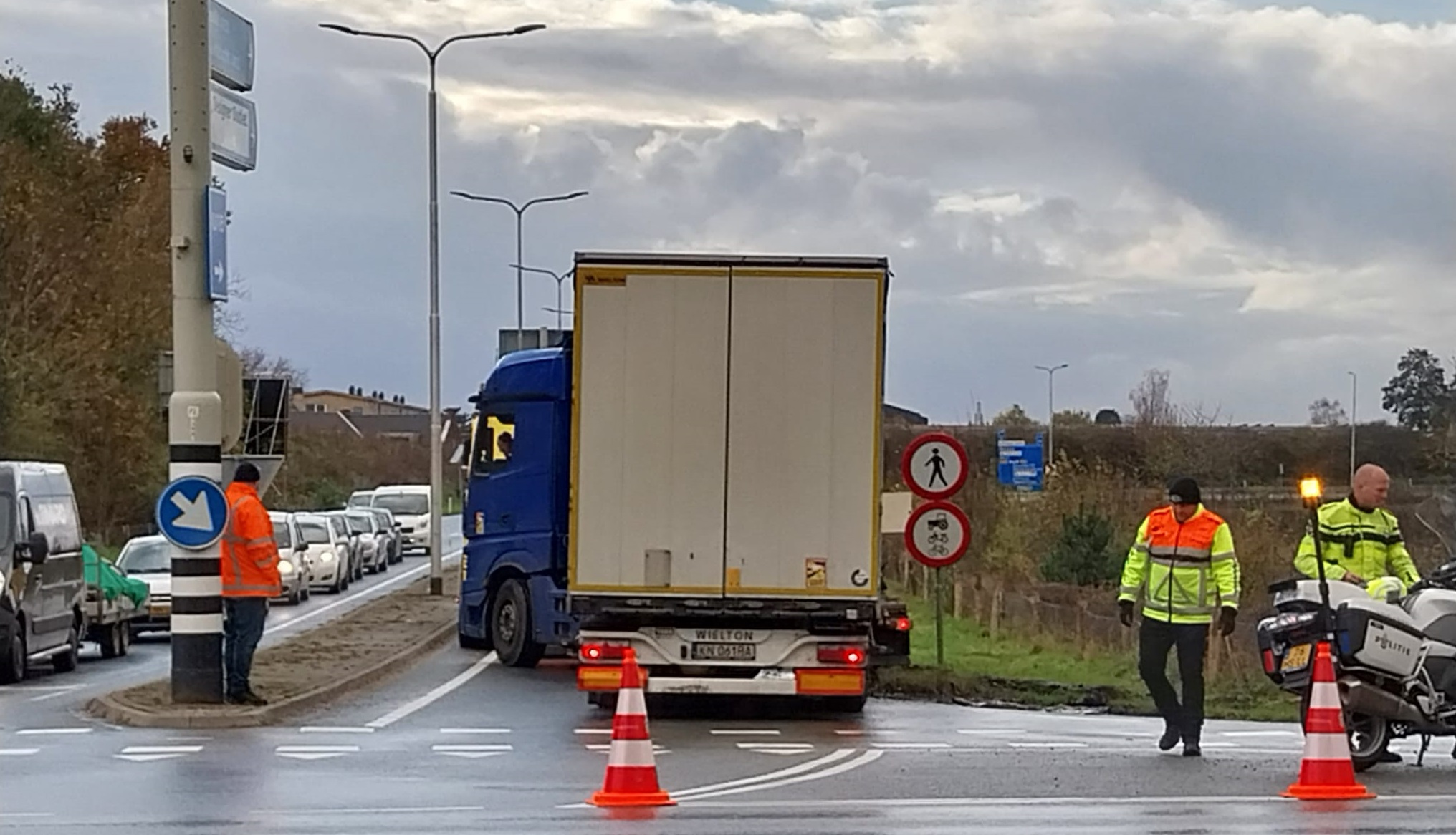 Vrachtwagen blokkeerde oprit N280 bij Roermond