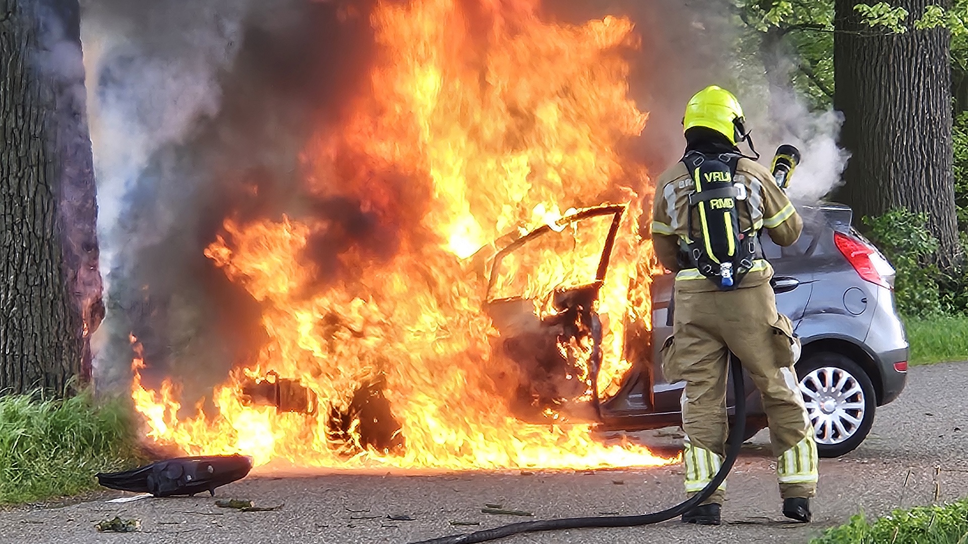 Voorbijganger redt vrouw uit brandende auto in Paarlo