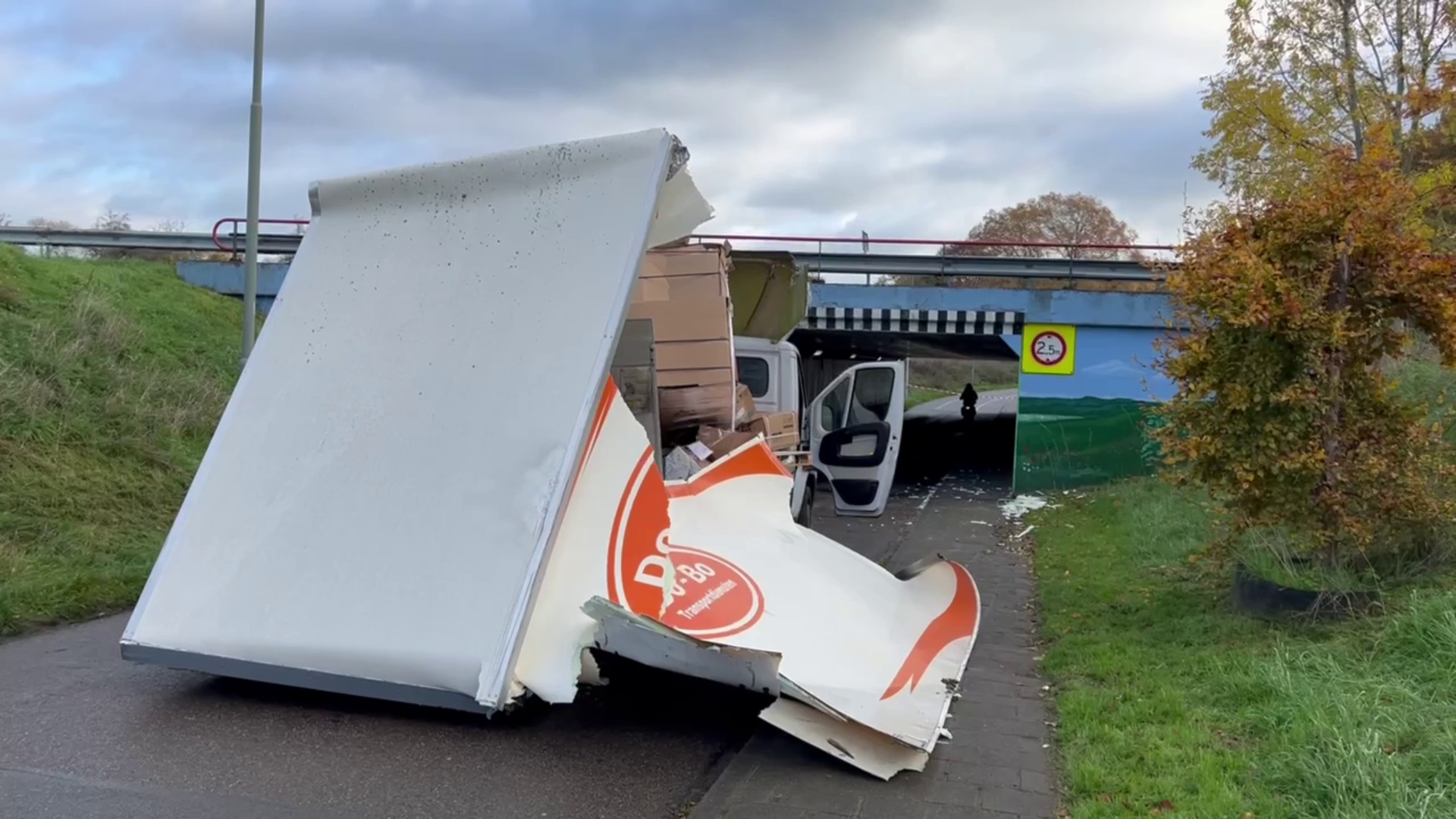 Tunnel te laag in Gronsveld: bestelbus verwoest