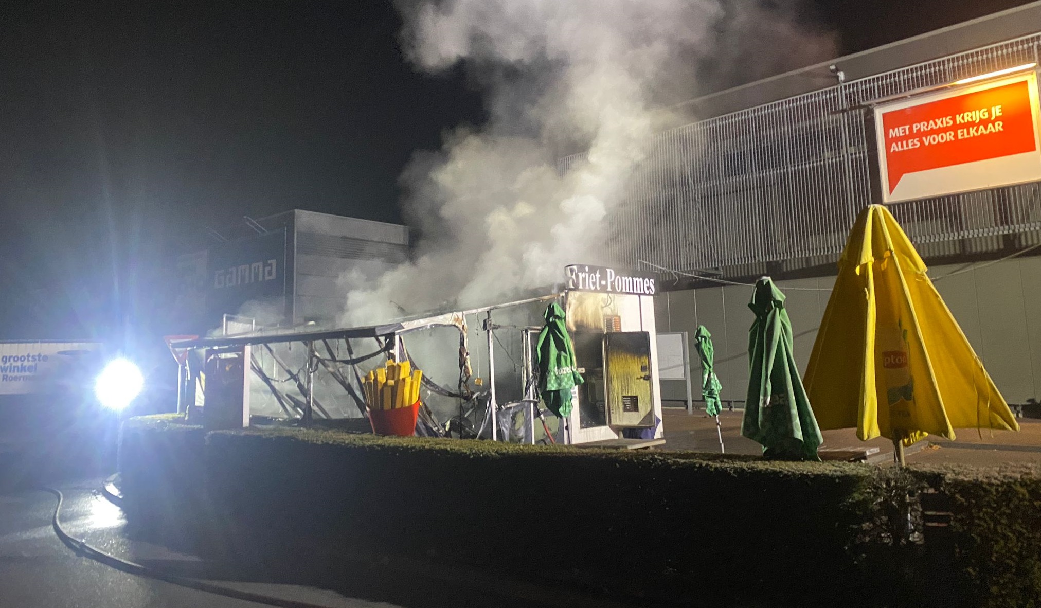 Frietkraam verwoest door brand op parkeerplaats Gamma Roermond