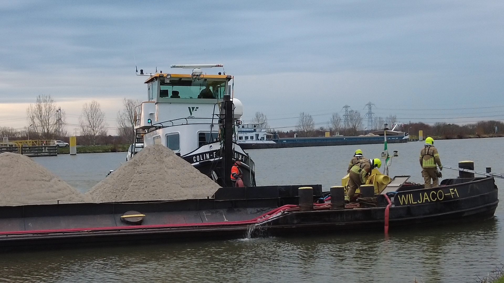 Met zand geladen schip maakt water: scheepvaart verkeer gestremd bij Maasbracht